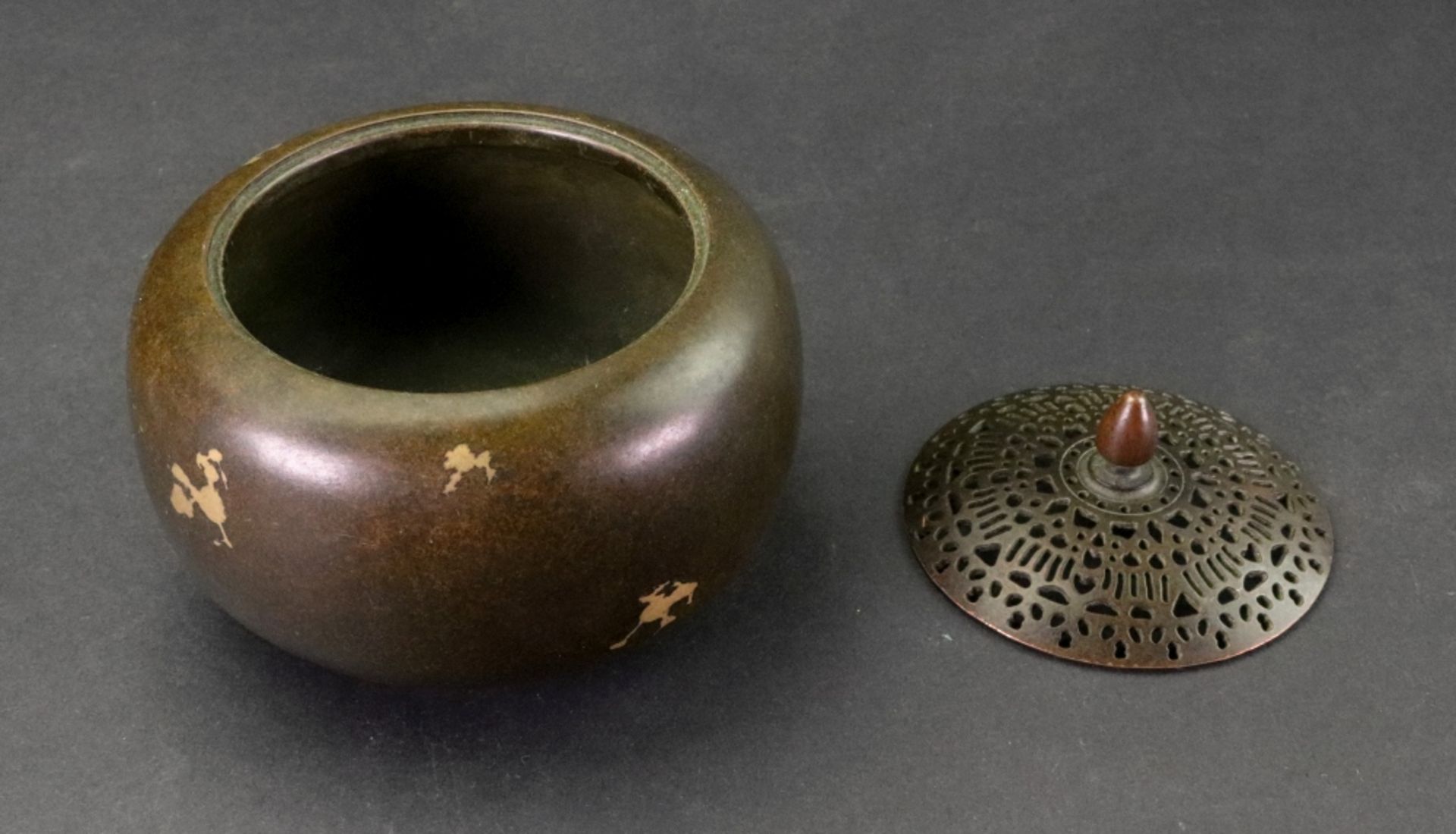 A Chinese bronze gilt splashed censer and pierced cover, six-character Xuande mark but later, - Bild 3 aus 4