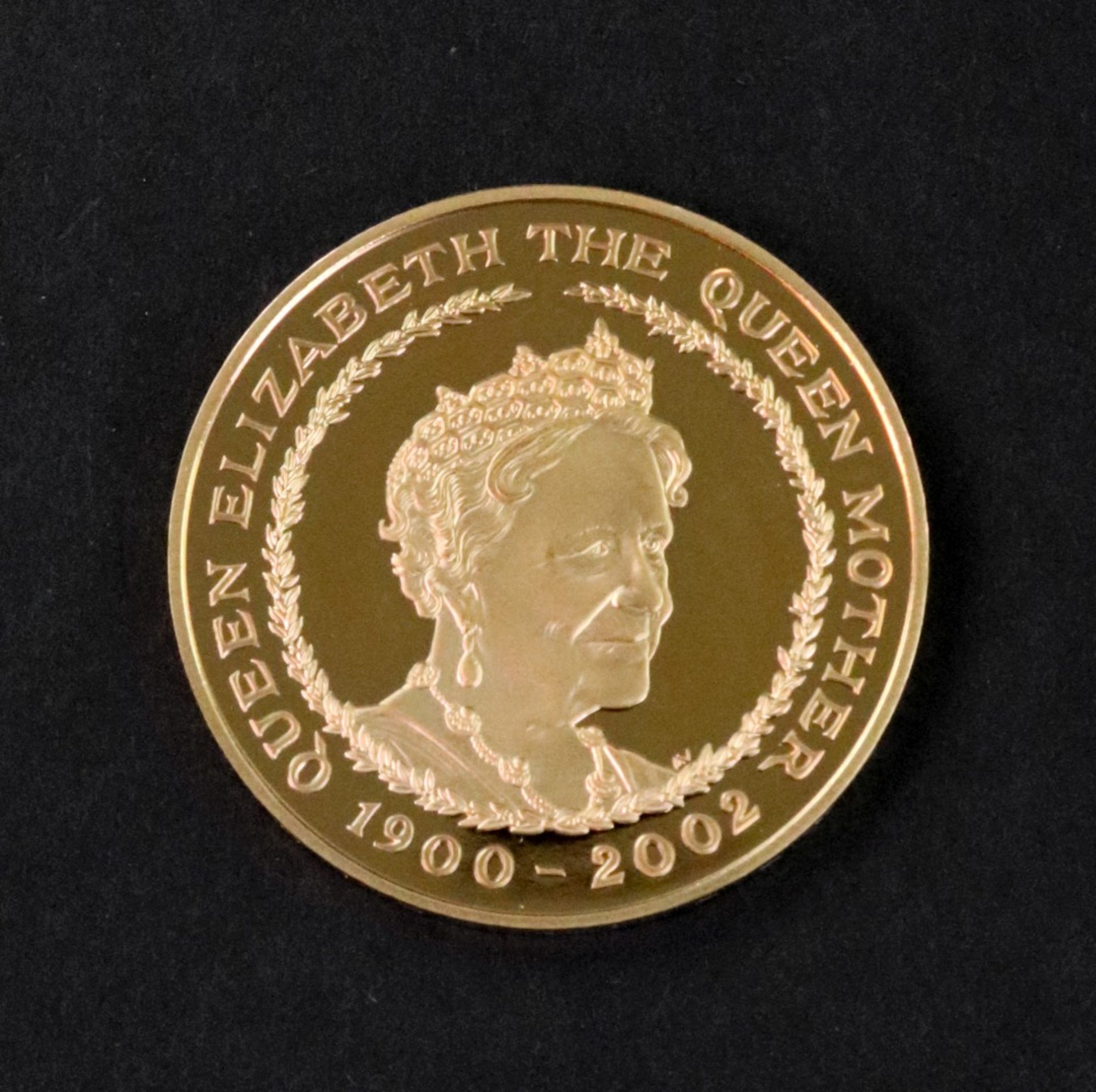 A gold proof memorial crown five pounds, Her Majesty Queen Elizabeth The Queen Mother, 1900-2002, - Bild 3 aus 5