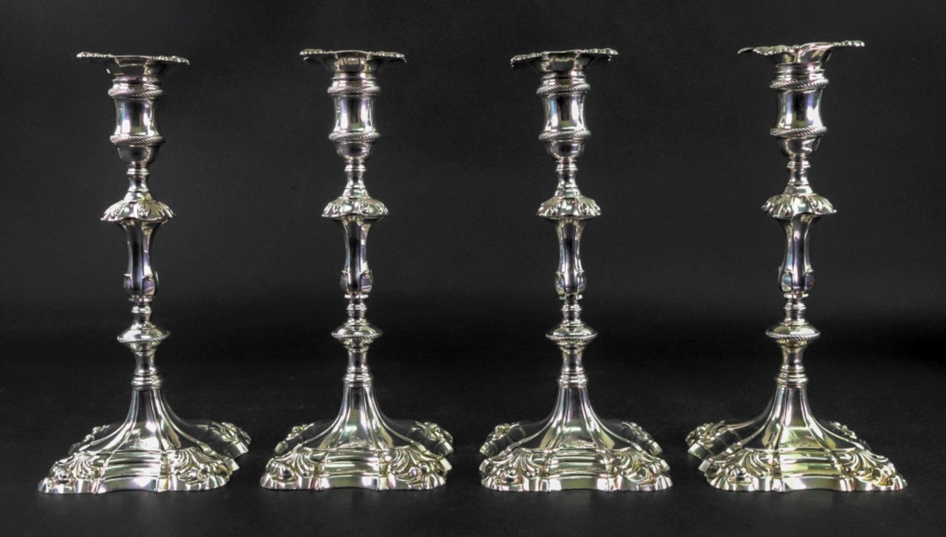 A set of four George II cast silver candlesticks, John Cafe, London 1748, - Bild 2 aus 6