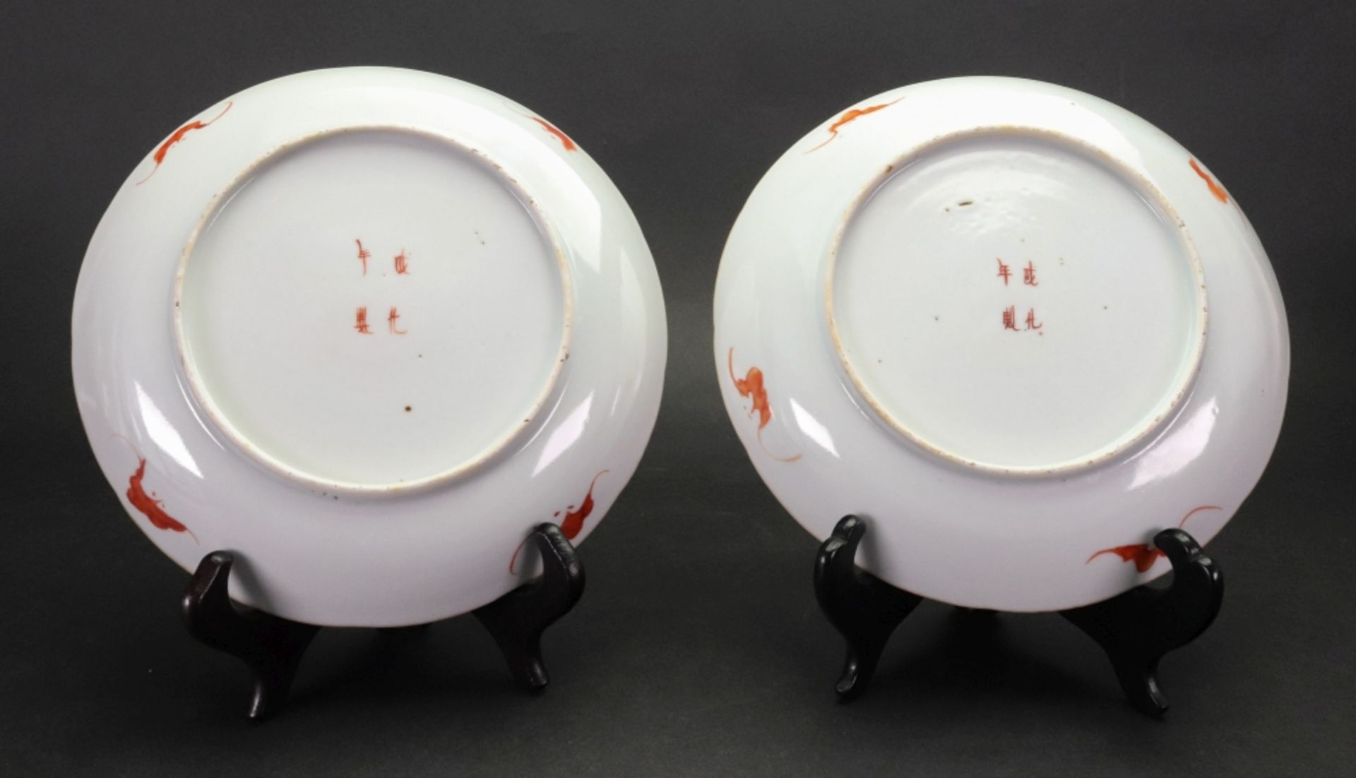A pair of Chinese porcelain famille rose dishes, late 19th/20th century, - Image 3 of 4