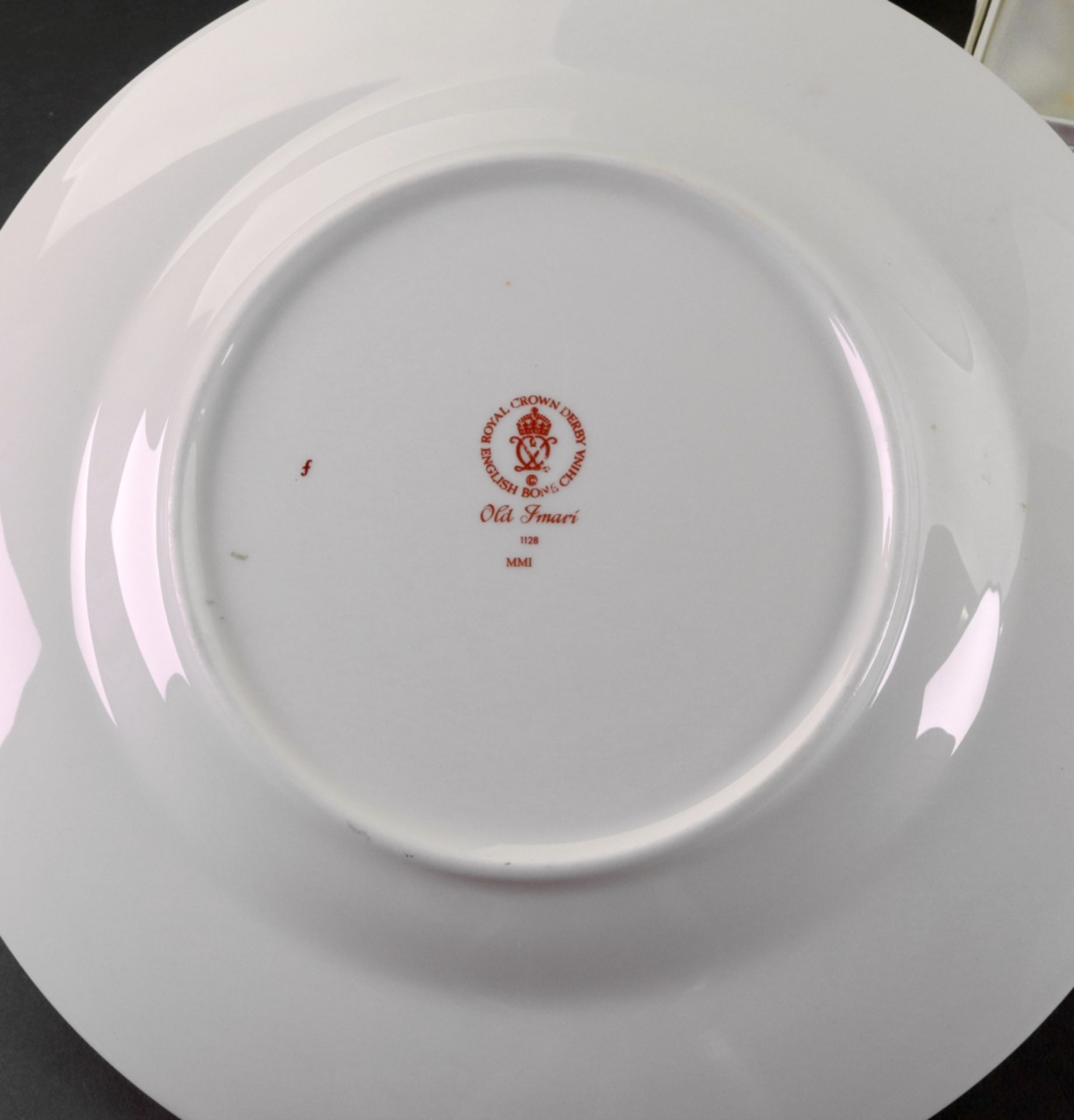 A pair of Royal Crown Derby Old Imari pattern 1128 plates, 27cm diameter, - Bild 4 aus 4