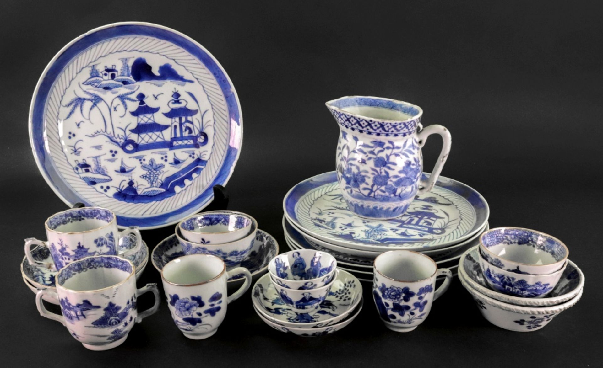 A group of Chinese blue and white Export porcelain, late 18th/19th century, - Bild 2 aus 3