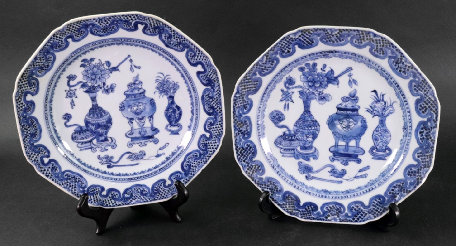 A pair of Chinese blue and white Export porcelain plates, Qianlong, - Bild 2 aus 6