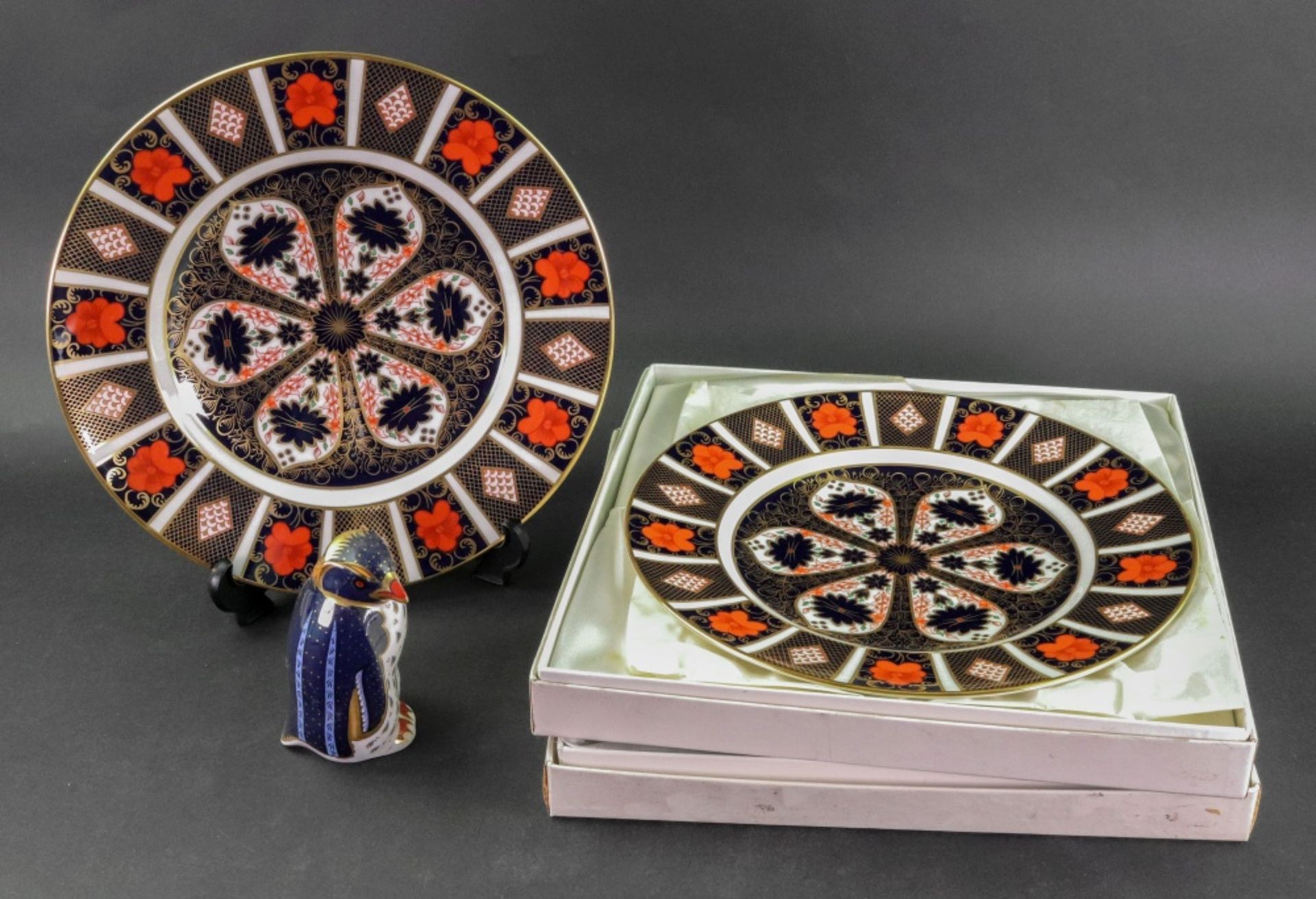 A pair of Royal Crown Derby Old Imari pattern 1128 plates, 27cm diameter, - Bild 2 aus 4