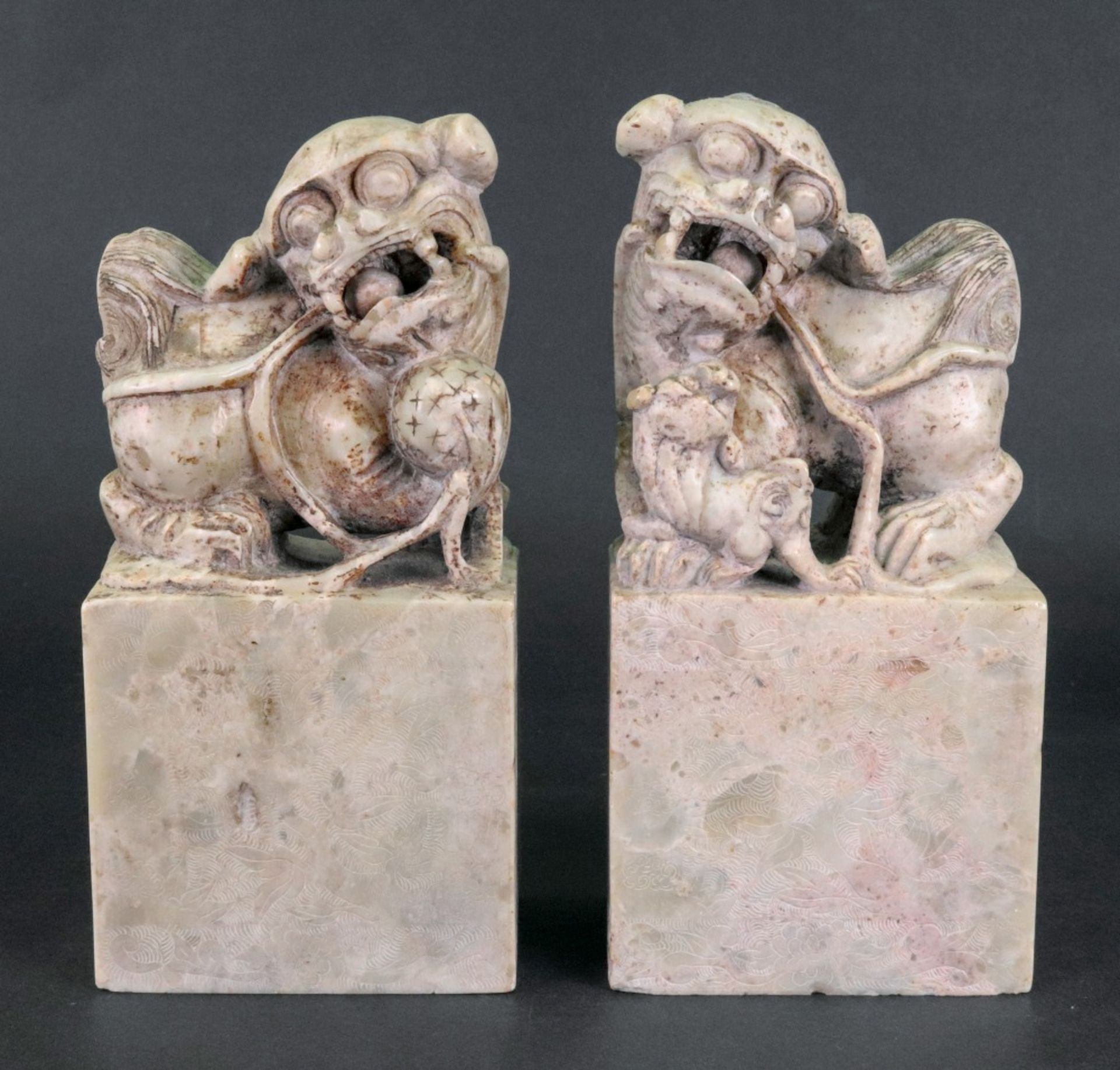 A pair of Chinese soapstone groups of Buddhist lions, the male with a brocade ball, - Bild 2 aus 6