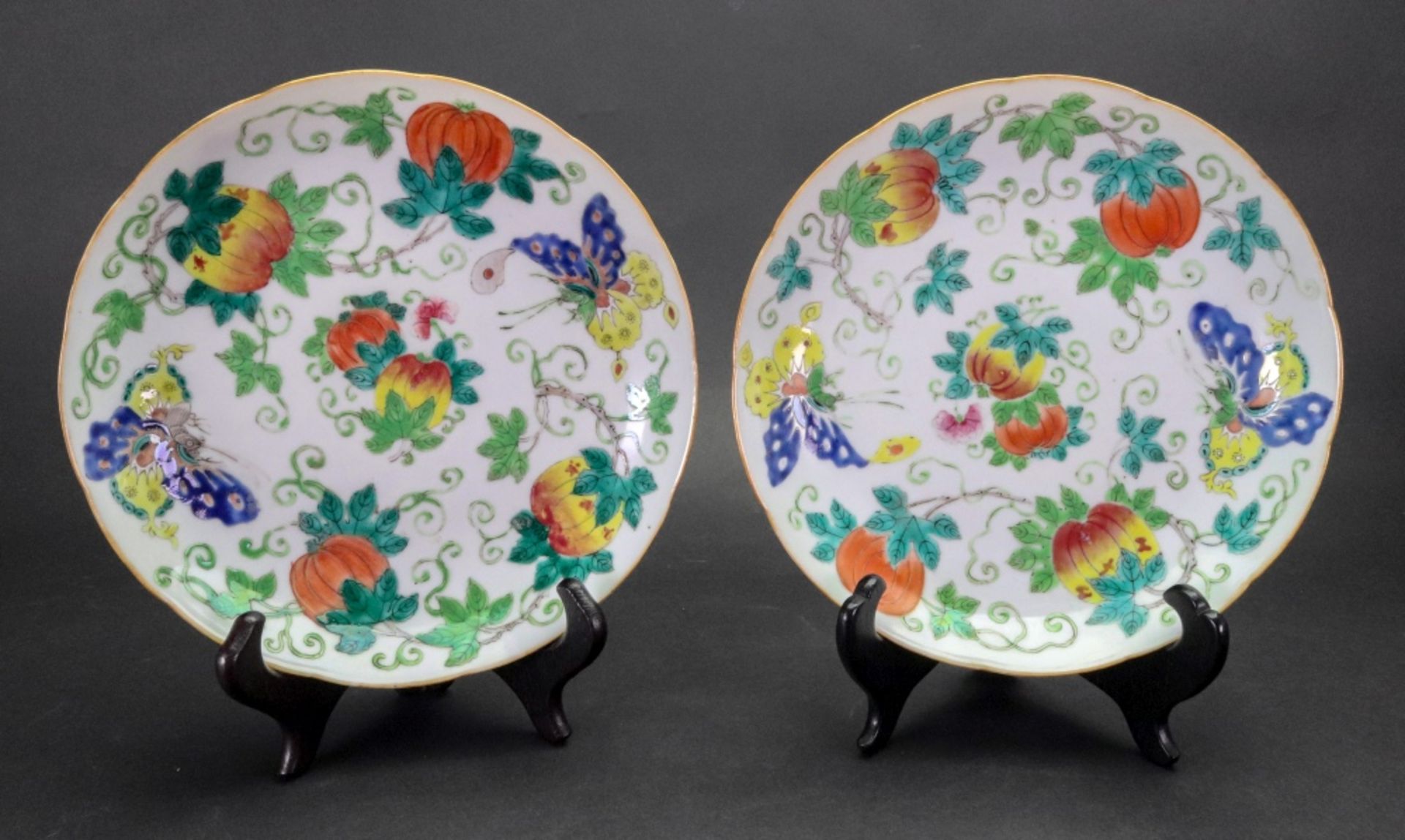 A pair of Chinese porcelain famille rose dishes, late 19th/20th century,