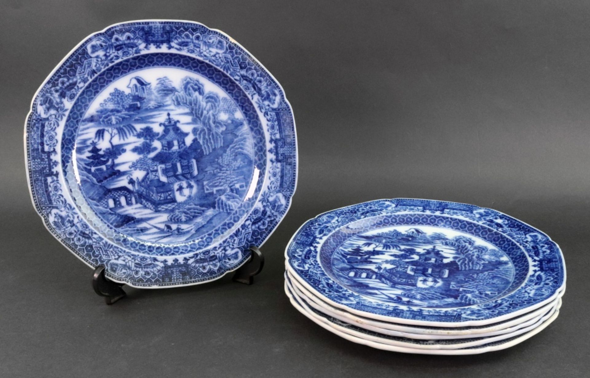 A set of six pearlware dinner plates, early 19th century,