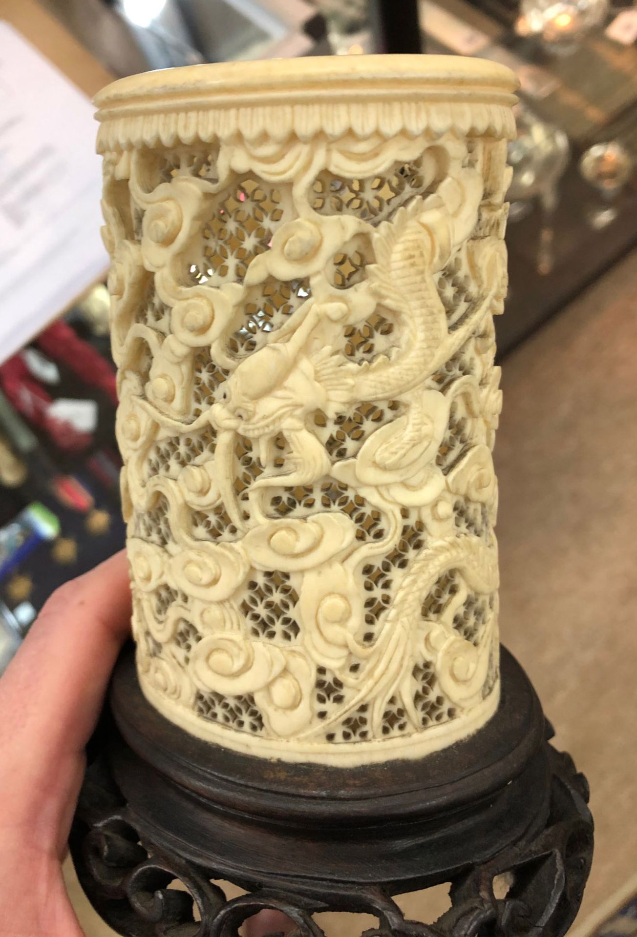 A Chinese ivory tusk vase, late 19th/early 20th century, - Bild 7 aus 7
