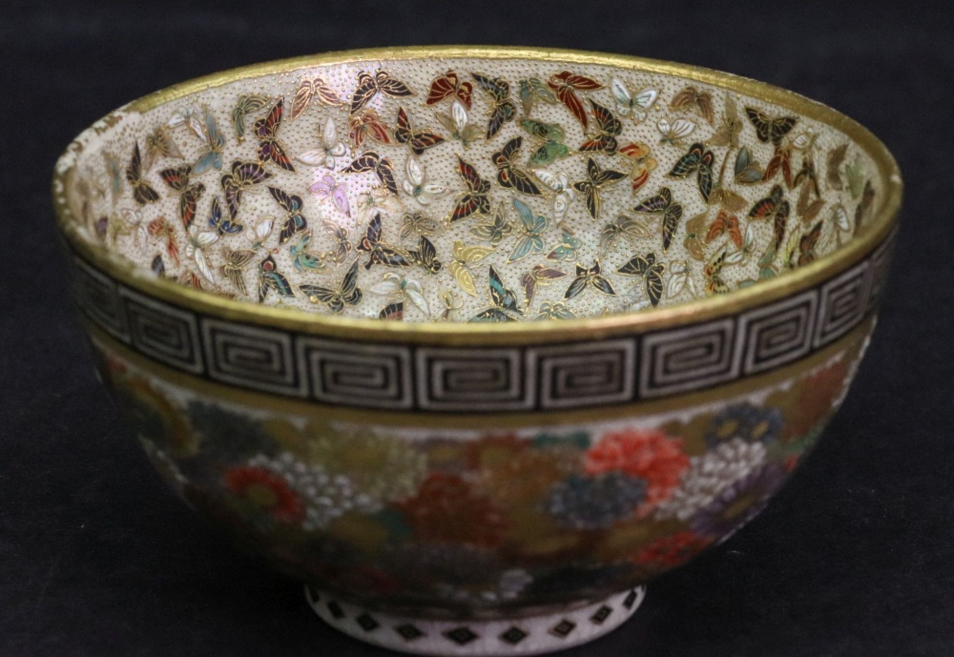 Yabu Meizan; a pair of miniature Japanese Satsuma bowls, painted with butterflies and flowers, - Bild 4 aus 17