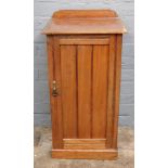 An Edwardian walnut bedside cabinet, 40cm wide x 32cm deep x 79cm high.