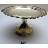 A silver tazza with pierced edge decoration, Birmingham 1871, approx 5.