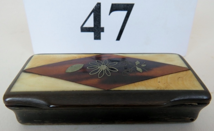 A Georgian horn snuff box, the hinged lid inlaid with bone, tortoiseshell and wirework,