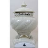 A Grainger Worcester porcelain pot pourri and cover, c.