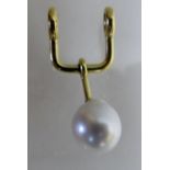 A large 18ct gold good quality pearl pendant,