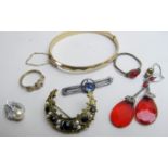 A small quantity of costume jewellery to include a crescent shaped brooch est: £40-£60