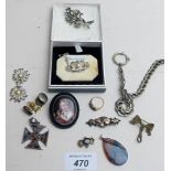 An assortment of jewellery to include 2 marcasite brooches and 2 agate pendants.