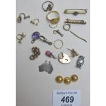 An assortment of jewellery to include an 18ct gold ring (a/f), approx 6gms,