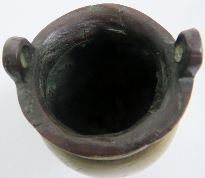 An antique Chinese bronze urn form vase, of archaic form and likely of period, 11cm high. - Image 4 of 4