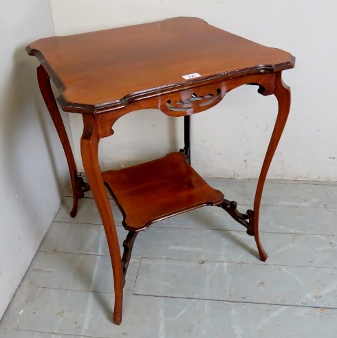 An Edwardian pale mahogany occasional table with shelf beneath est: £30-£40