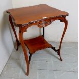 An Edwardian pale mahogany occasional table with shelf beneath est: £30-£40