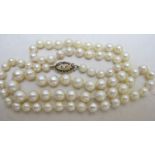 A graduated pearl necklace with 9ct gold