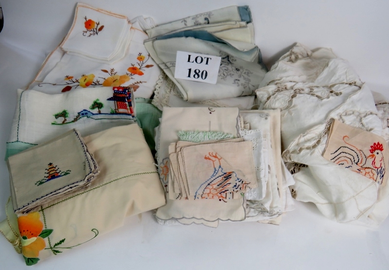 A collection of vintage table linen, inc