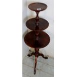 A late 19th century Georgian Revival three tier turned mahogany dumb waiter in good condition,