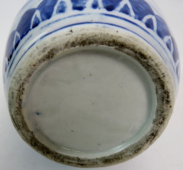 An antique Chinese blue and white porcel - Image 2 of 2