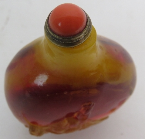 A Chinese amber coloured snuff bottle an - Image 3 of 4