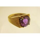 A 9ct gold ring set with centre amethyst, size K,