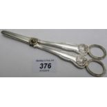 A pair of silver grape scissors, London 1902, approx 3.