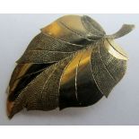 A 9ct gold leaf shaped brooch, approx 3 grams,