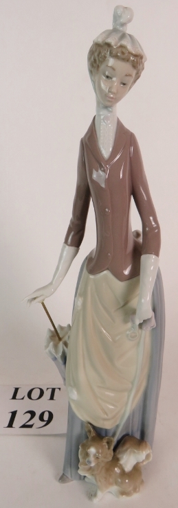 A tall Lladro figure, Dama del bulevar,