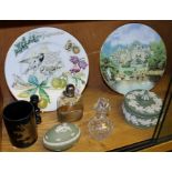 A SELECTION OF COLLECTABLE DOMESTIC POTTERY AND GLASSWARE to include Royal Doulton, Wedgwood