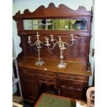 AN ARTS & CRAFTS DESIGN OAK FINISHED SIDEBOARD UNIT, with double height upstand back fitted with a