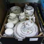 A BOX CONTAINING A SELECTION OF WEDGWOOD KUTANI CRANE PATTERNED TEA AND DINNER WARES
