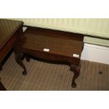 A SMALL MAHOGANY COLOURED RECTANGULAR TOPPED TABLE on cabriole legs with carved shell knees