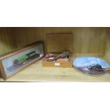 A COLLECTORS MODEL & PLATE DEPICTING THE FLYING SCOTSMAN together with a wooden box containing