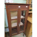 A MAHOGANY FINISHED DISPLAY CASE having twin plain glazed door with inlaid stringing