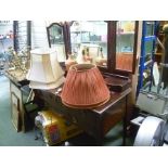 A QUALITY MAHOGANY FINISHED DRESSING TABLE having triple mirror back, with twin jewellery drawers,