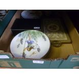 A BOX CONTAINING A SERIES OF COLLECTABLES VILLEROY & BOCH FLOWER FAIRY PLATES, METAL LIDDED