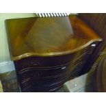 A WELL MADE REPRODUCTION MAHOGANY FINISHED SERPENTINE FRONTED FOUR DRAWER CHEST