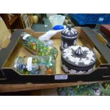 A BOX CONTAINING TWO ITEMS OF BLACK WEDGWOOD JASPERWARE, TWO JARS OF MARBLES AND A ILADRO GOOSE