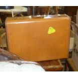 A VINTAGE TAN COLOURED SAMPSONITE HARD SHELL CASE