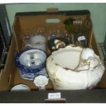 A BOX CONTAINING A SELECTION OF MIXED DOMESTIC POTTERY AND GLASSWARE