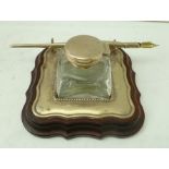 A VICTORIAN DESIGN SILVER MOUNTED INKWELL STAND, with glass inkwell and silver dip pen, 10cm