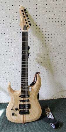 A LEFT HANDED "QUINCY" BRANDED NATURAL WOOD FINISH STRATOCASTER DESIGN 6-STRING GUITAR, with strap