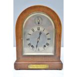 AN EARLY 20TH CENTURY OAK AND PLATE GLASS CASED MANTEL CLOCK, having eight day striking movement,