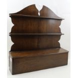 A GEORGIAN DESIGN WALL MOUNTING OAK SPOON RACK, having shaped back with rails, to hold twelve