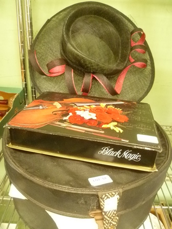 A BLACK LADIES HAT, A SMALL BOX CONTAINING A SELECTION OF GLOVES AND A HAT BOX CONTAINING ONE